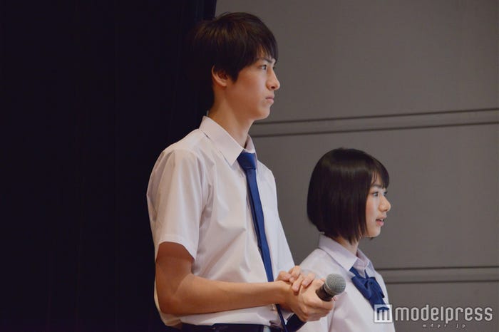 (左から)古川毅、池間夏海/リトグリのパフォーマンスに真剣な眼差しの古川 (C)モデルプレス