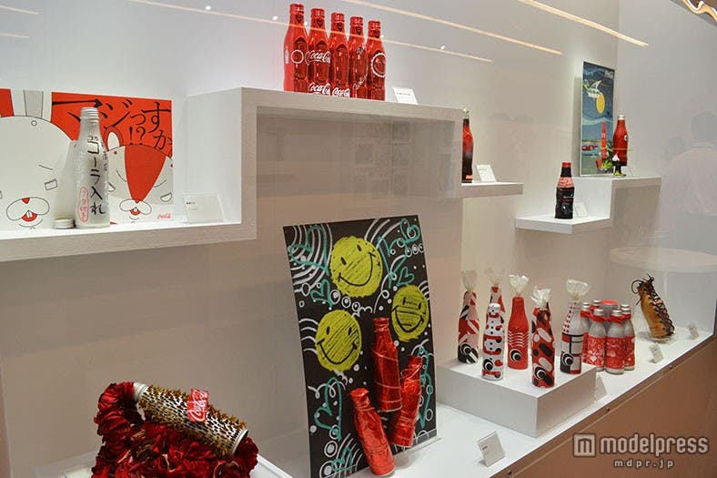 著名人と「コカ・コーラ」がコラボした「アートスリムボトル」を多数展示