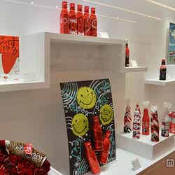著名人と「コカ･コーラ」がコラボした「アートスリムボトル」を多数展示