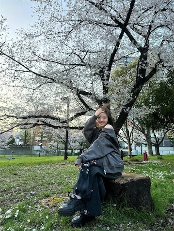 本田真凜、満面の笑み×満開の桜ショットに反響「可愛すぎる」「天使みたい」