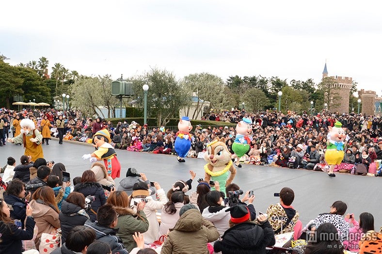 東京ディズニーランド「ニューイヤーズ・グリーティング」／ピノキオ、三匹の子ぶた、クラリスも登場