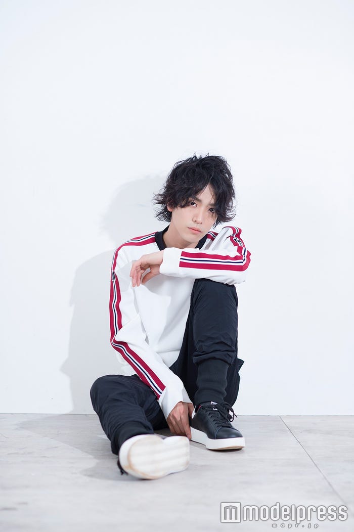 黒羽麻璃央(C)モデルプレス