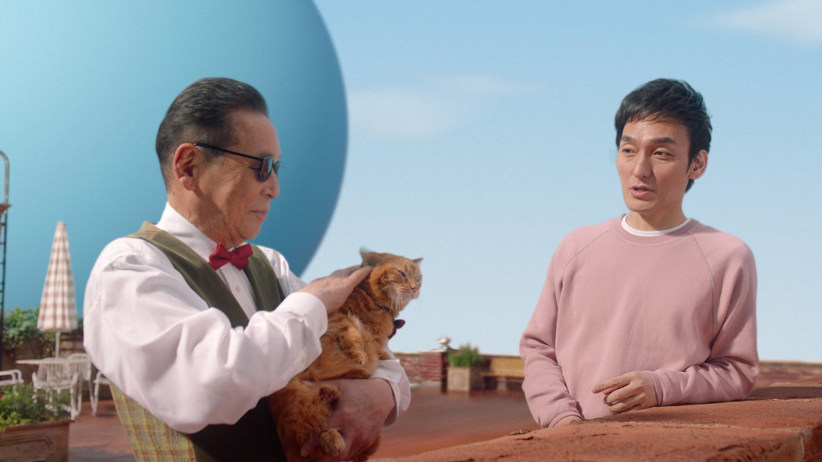 タモリ、草なぎ剛／新TVCM「屋上での出会い」篇（提供写真）