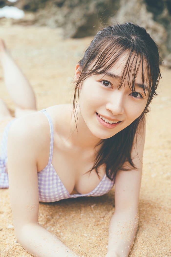 守屋麗奈「笑顔のグー、チョキ、パー」HMV&BOOKS SHIBUYA限定ポスター絵柄(撮影/東 京祐)