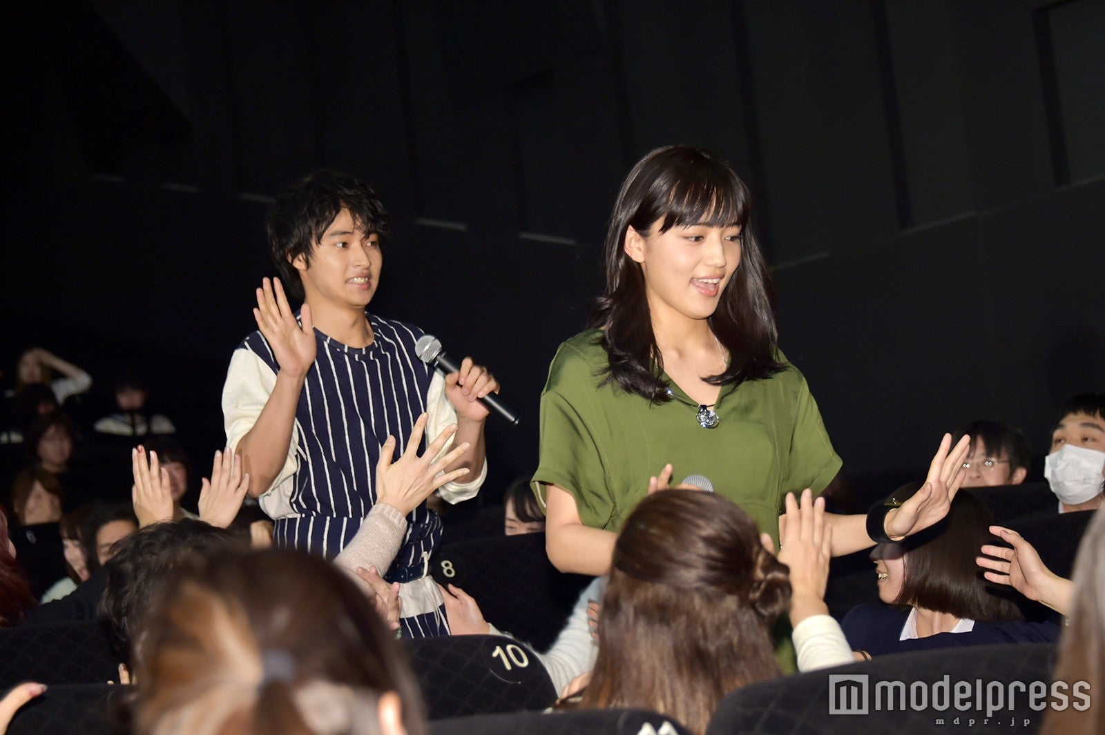 山崎賢人、川口春奈（C）モデルプレス