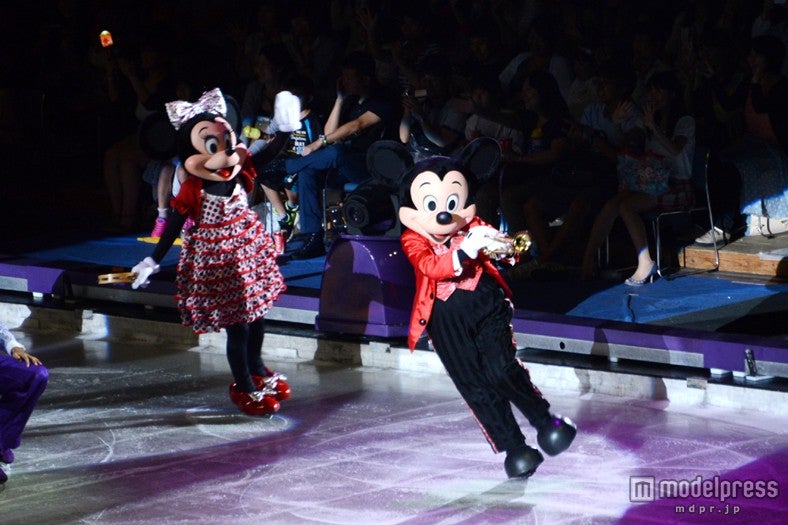 「ディズニー・オン・アイス」ミッキーたちも楽器を演奏して参加