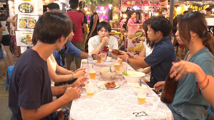 トム(中央)/「あいのり:Asian Journey」第14話より(C)フジテレビ