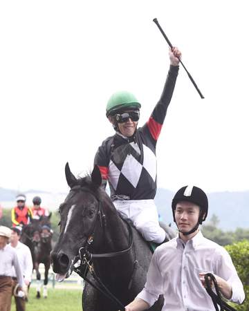ええっ！？「やっぱデカい」「可愛すぎる♥」競馬場に降臨の美女タレントに騒然、実は176cm 浴衣姿が芝に映える