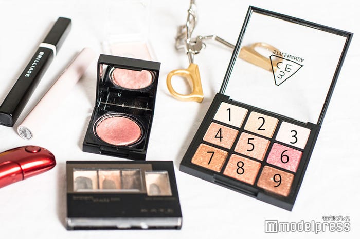 アンジェラ芽衣のメイクポーチ: 3CEマルチアイカラーパレット #ALL-NIGHTER(C)モデルプレス