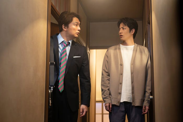 香取慎吾、志尊淳「日本一の最低男 ※私の家族はニセモノだった」第2話(C)フジテレビ