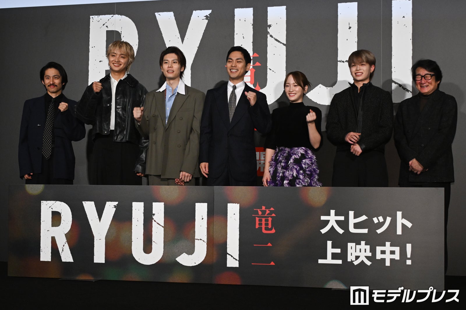 （左から）三宅健、JUNON、萩原利久、柳楽優弥、川栄李奈、RYUKI、水田伸生監督（C）モデルプレス