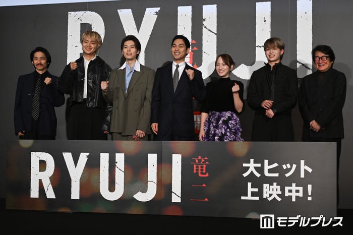 (左から)三宅健、JUNON、萩原利久、柳楽優弥、川栄李奈、RYUKI、水田伸生監督(C)モデルプレス