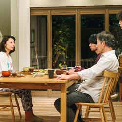 （左から時計回りに）小池栄子、作間龍斗、吉岡秀隆、小林薫「コタツがない家」第1話より（C）日本テレビ