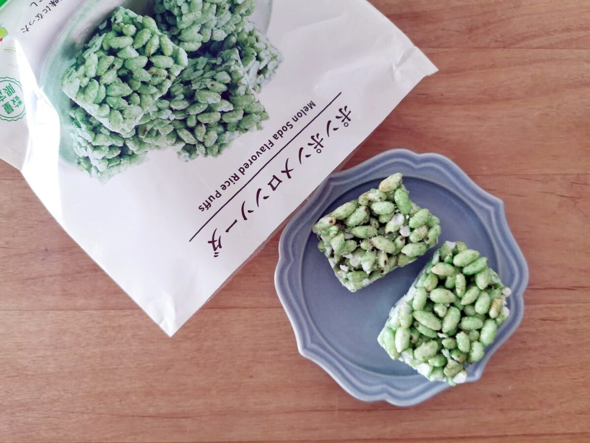 緑色の見た目がユニーク！ 1つが大きめなせいか、口の中でのサクサク感が際立ちます