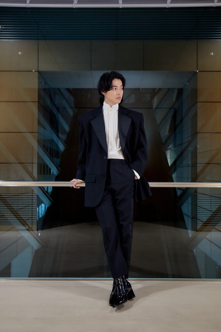 「サンローラン」衣装姿の山崎賢人（提供写真）