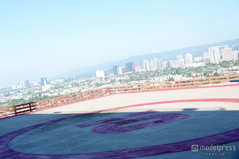 屋上でビバリーヒルズを一望しながらヨガ