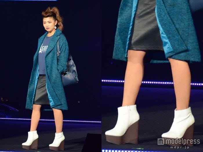 フェミニンな印象のホワイトは暗くなりがちな冬のスタイリングの差し色に。