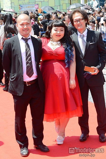 左より：亀井俊徳プロデューサー、渡辺直美、島﨑敏樹監督