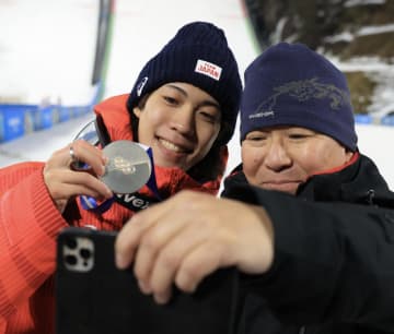 「なっ、頑張ろう」二階堂蓮を励ました父・学さんの優しい言葉「いま通過点だからね」表彰式後には息子を引き寄せ2人で自撮り→最高の表情に