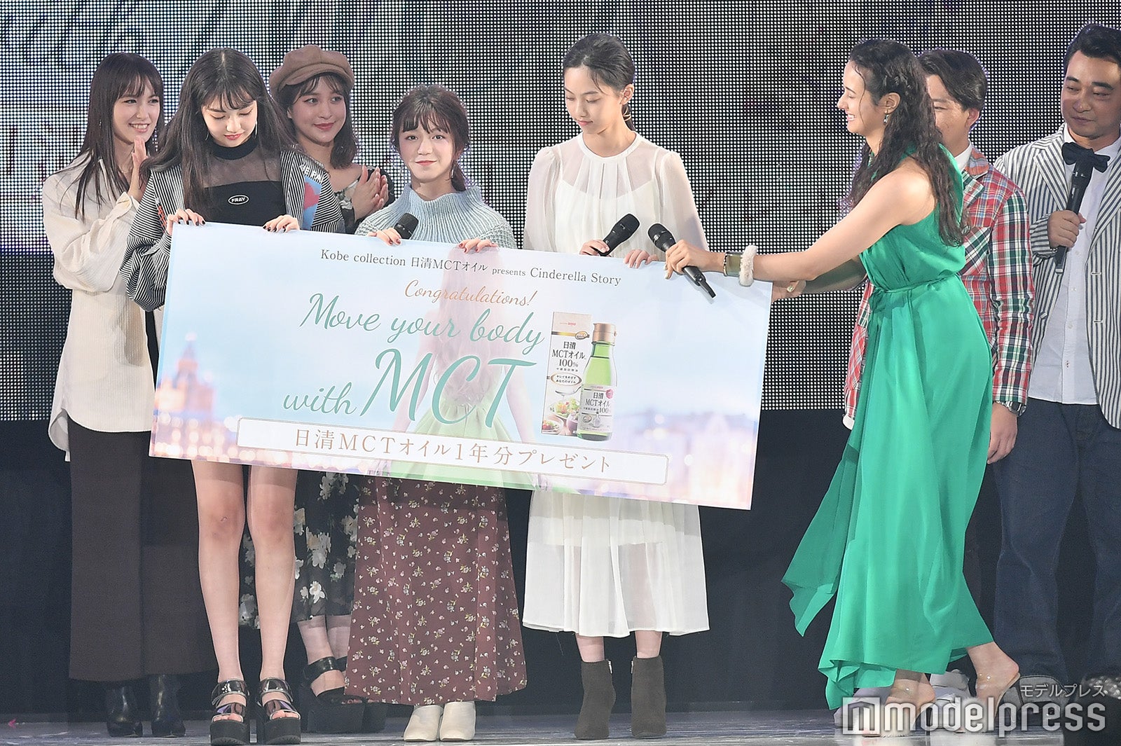 浦浜アリサが受賞者へ目録を贈呈 （C）モデルプレス