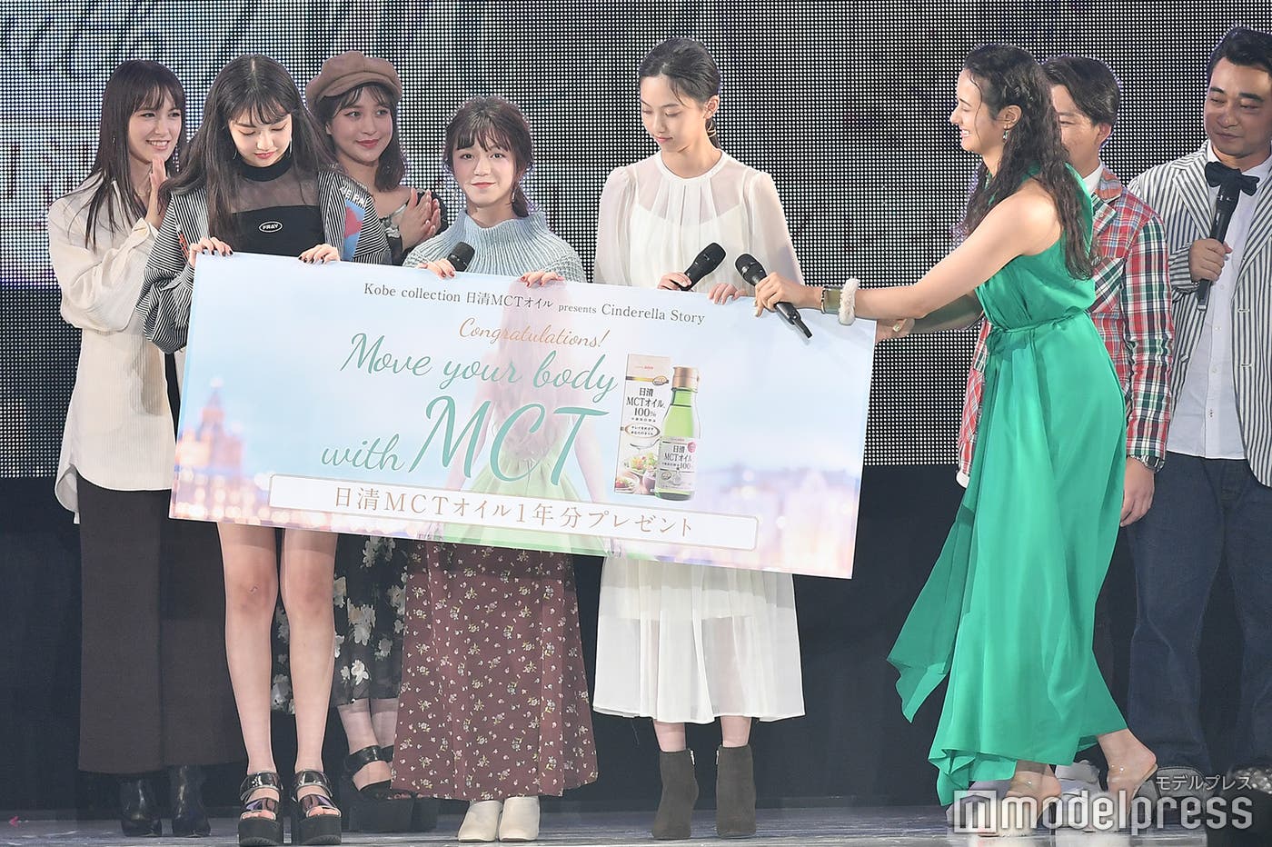 浦浜アリサが受賞者へ目録を贈呈 (C)モデルプレス
