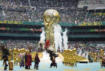 ええっ「なぜW杯にいるw」【W杯開会式】突然現れた人気者、歌いだして騒然「ワロタ」「中国だよな？」「喋るの初めて知ったw」「メキシコと関係ある？」 NHK中継アナも反応「出てくるんですね」