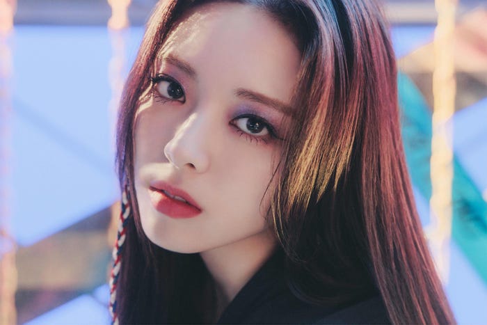 YUNA(ユナ)/ITZY「Voltage」 (提供写真)