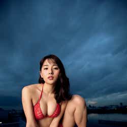 モデルプレス - スパガ浅川梨奈、迫力バスト大胆アピール