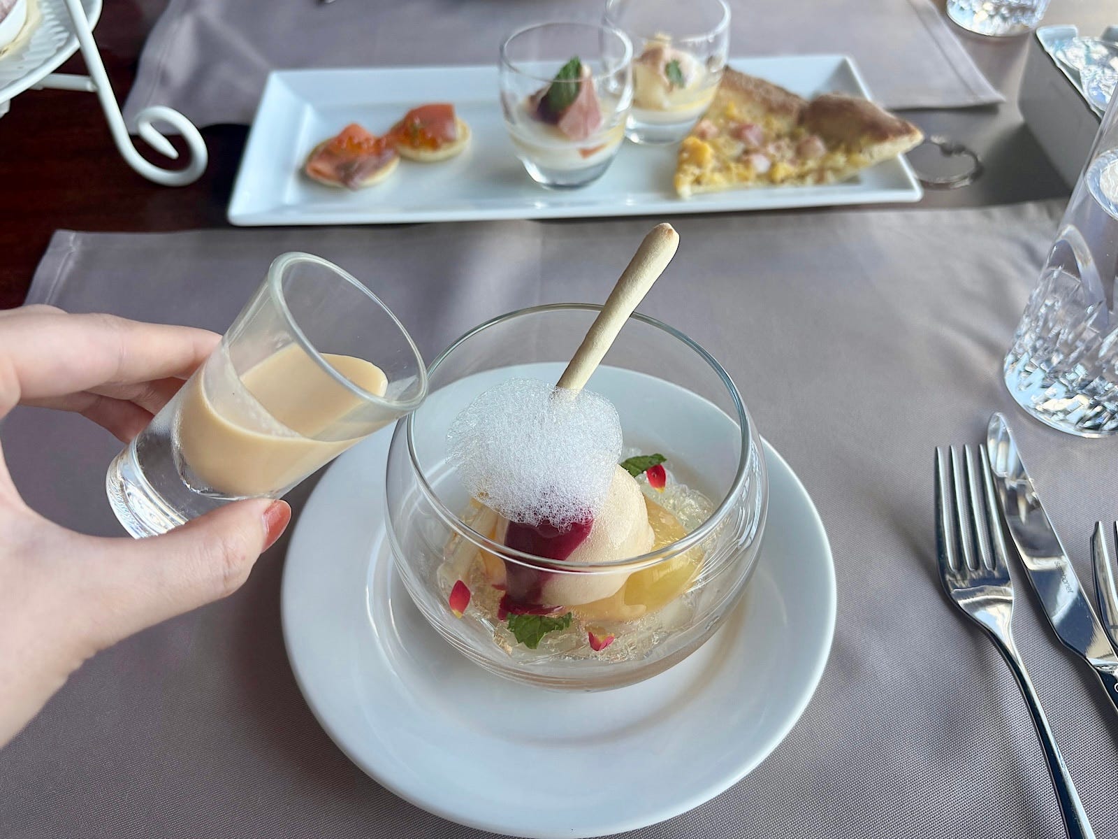 ソースをかけていただく、桃のコンポート&シャーベットのスイーツ。ひんやりした桃のおいしさがたまりません!