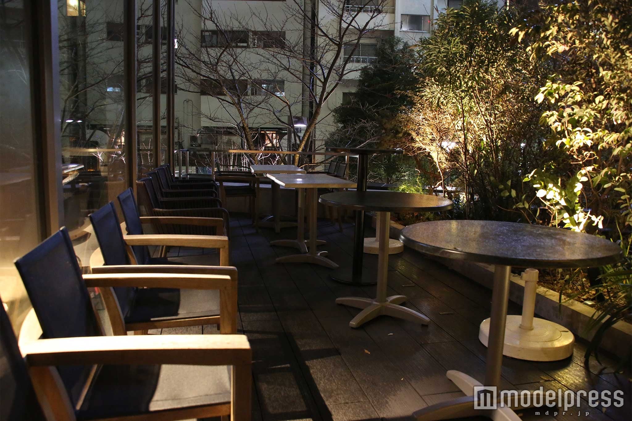 都会の喧騒を感じさせないテラス席（夜）（C）モデルプレス