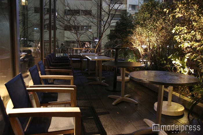 都会の喧騒を感じさせないテラス席(夜)(C)モデルプレス