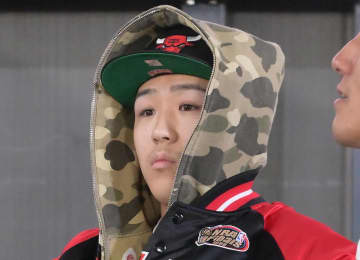 BD“悪童”レオ 憧れの美女タレントに花束プレゼント ひざまずいて手渡す「想いって言葉より行動やと」