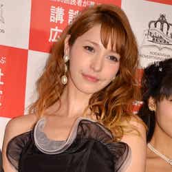 「第33回 読者が選ぶ・講談社広告賞」贈賞式に参加した藤井リナ
