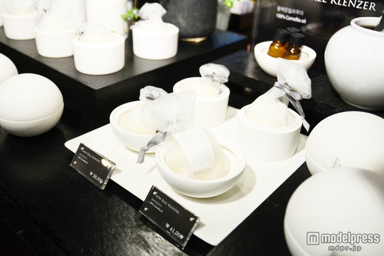 椿オイルが贅沢に配合された「SNOW BALL KLENZER」