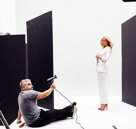 撮影中のオフショットも。風を送っているのが、ヘアドライヤーなのが意外。Gwyneth Paltrow Instagramより