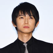 本郷奏多の黒縁メガネ姿 スーツがイケメンすぎる クールな眼差しに胸キュン モデルプレス 本郷奏多の黒縁メガネ姿 スーツがイケメンすぎる クールな眼差しに胸キュン モデルプレス