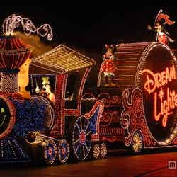 「東京ディズニーランド・エレクトリカルパレード・ドリームライツ」と連動したグッズが登場／パレードの様子（C）Disney 