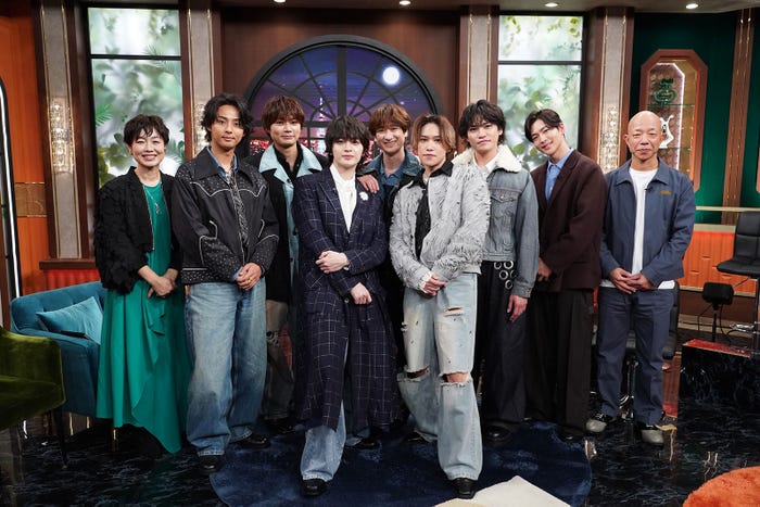 (左から)有働由美子、Kis-My-Ft2、松下洸平、小峠英二(C)日本テレビ