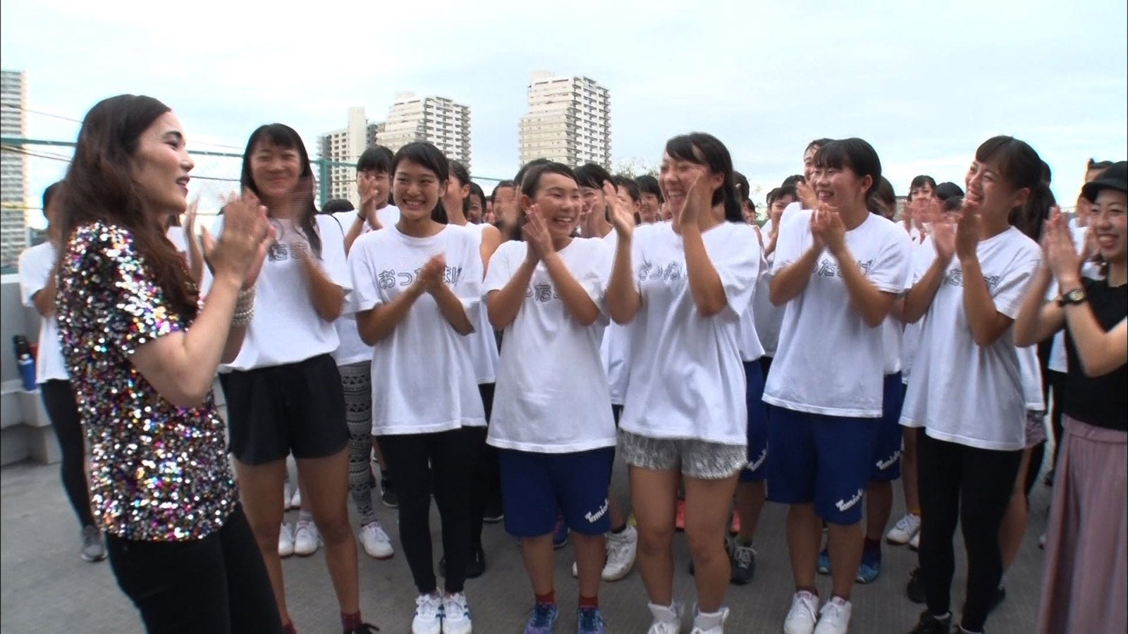平野ノラが高校生とコラボ（写真提供：テレビ朝日）