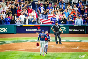 WBC出場のドジャース・スミス夫人 娘2人もお揃い米国代表コーデが可愛すぎ♥奥さま会も「会いたい」「早く3人をギュッとしたい」反応続々