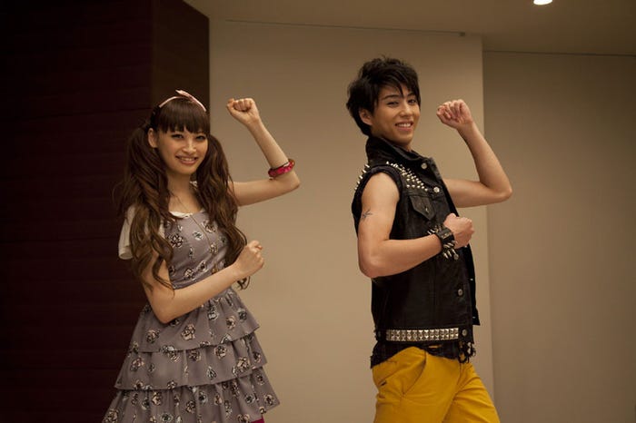 LISMOドラマ!「パラダイス・キス:アフタースクール」左から:大政絢、賀来賢人 (C)KDDI, STUDIO SWAN(IMJ-E)