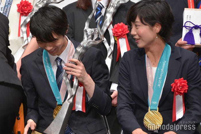 羽生選手と談笑する場面も (C)モデルプレス