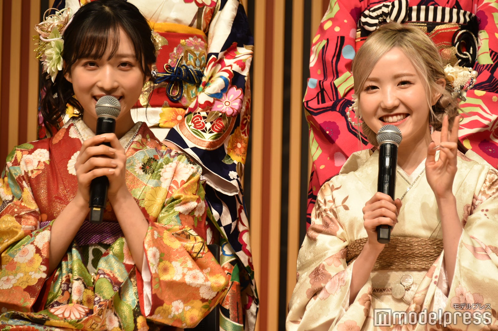 お寿司に2人で行くことを宣言した小栗有以、本田仁美 （C）モデルプレス