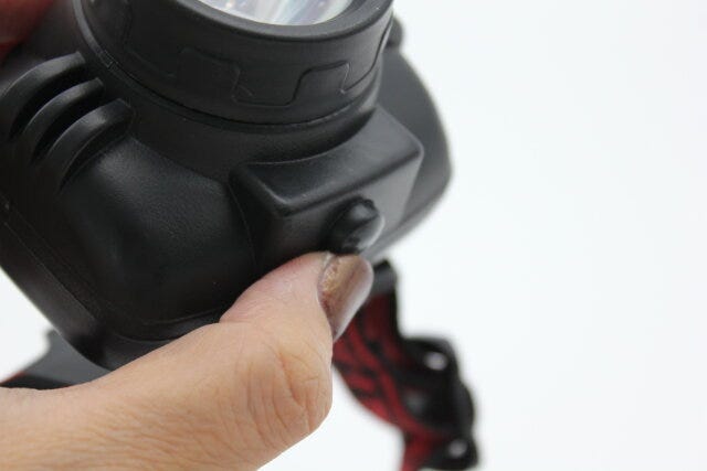 ダイソーのLEDヘッドライトの電源ボタン