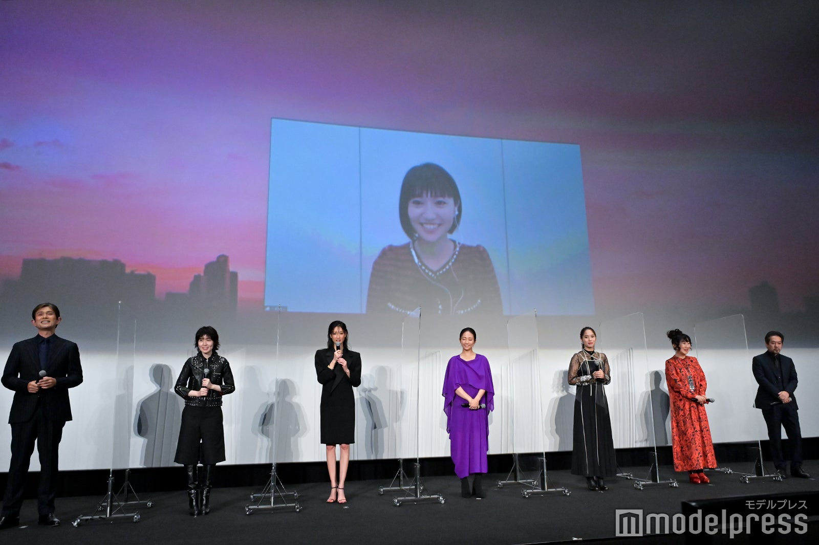 （上部スクリーン）リモートで参加した大島優子（左から）江口洋介、菜々緒、木村文乃、広瀬アリス、シム・ウンギョン、室井滋、田村直己監督 （C）モデルプレス