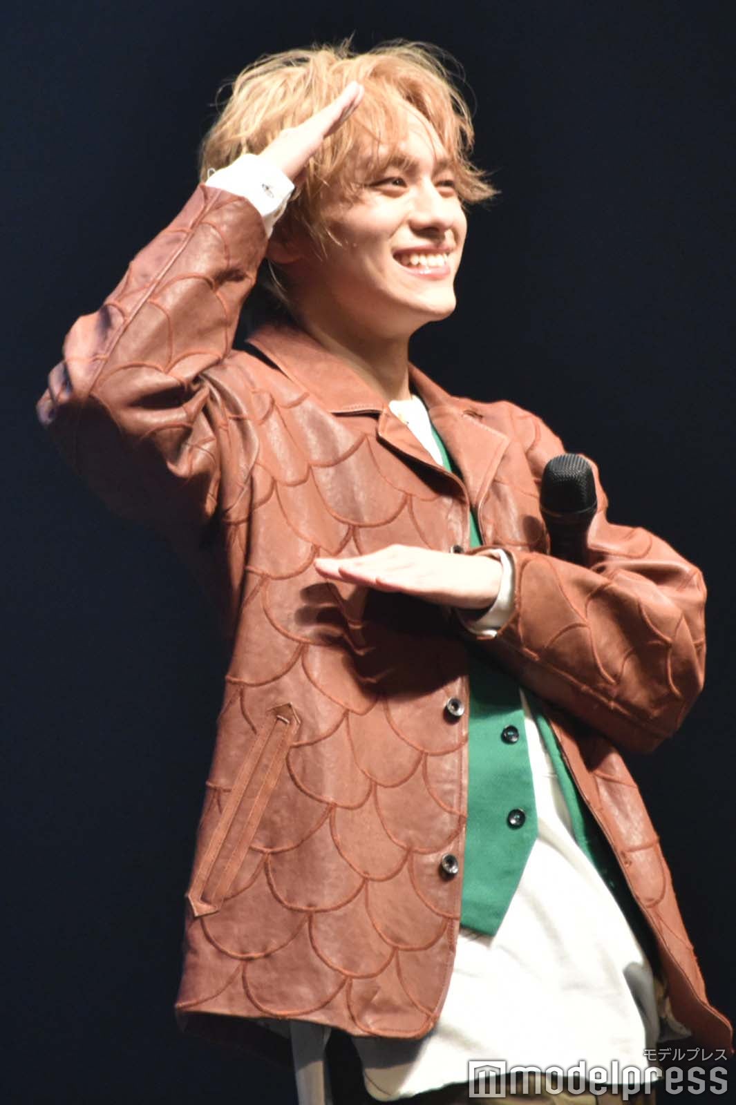 山ポーズの山下幸輝（C）モデルプレス