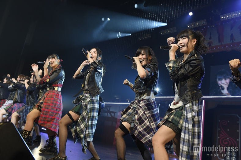 AKB48として初の全国ツアーに参加した山本彩（写真右から2番目）／（C）AKS