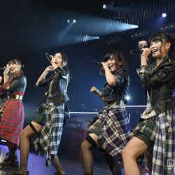 AKB48として初の全国ツアーに参加した山本彩（写真右から2番目）／（C）AKS