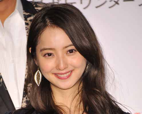 佐々木希の“耳かけ”ヘアが色っぽ可愛い!透け感たっぷりフリンジ袖にも注目<ファッションチェック>