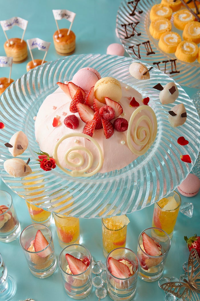 ガラスの国のスイーツブッフェ／画像提供：京王プラザホテル